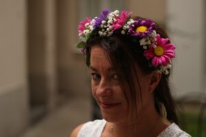EVJF DIY Un enterrement de vie de jeune fille Créatif 4 atelier EVJF couronne de fleurs fraiches