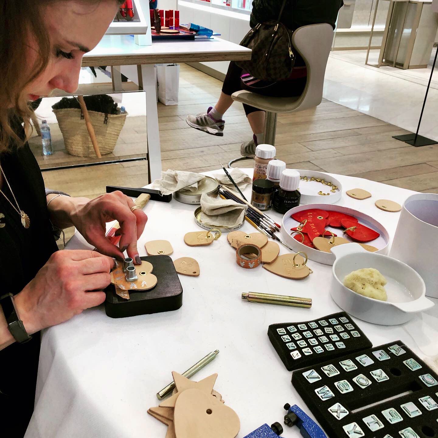 Atelier DIY Personnalisation porte clés Clarins Printemps PAris