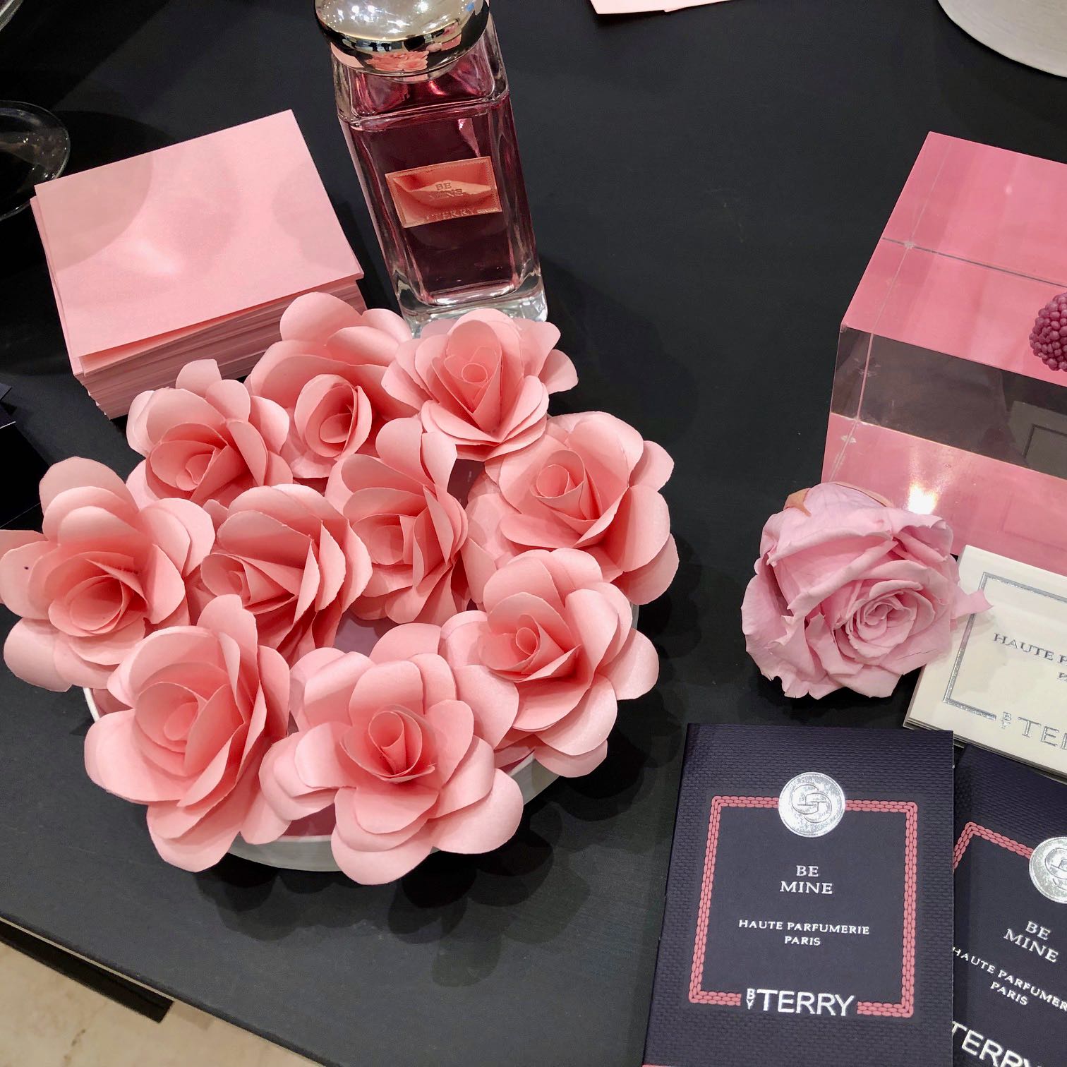 Atelier créatif confection de rose papier Le bon Marché Rive Gauche
