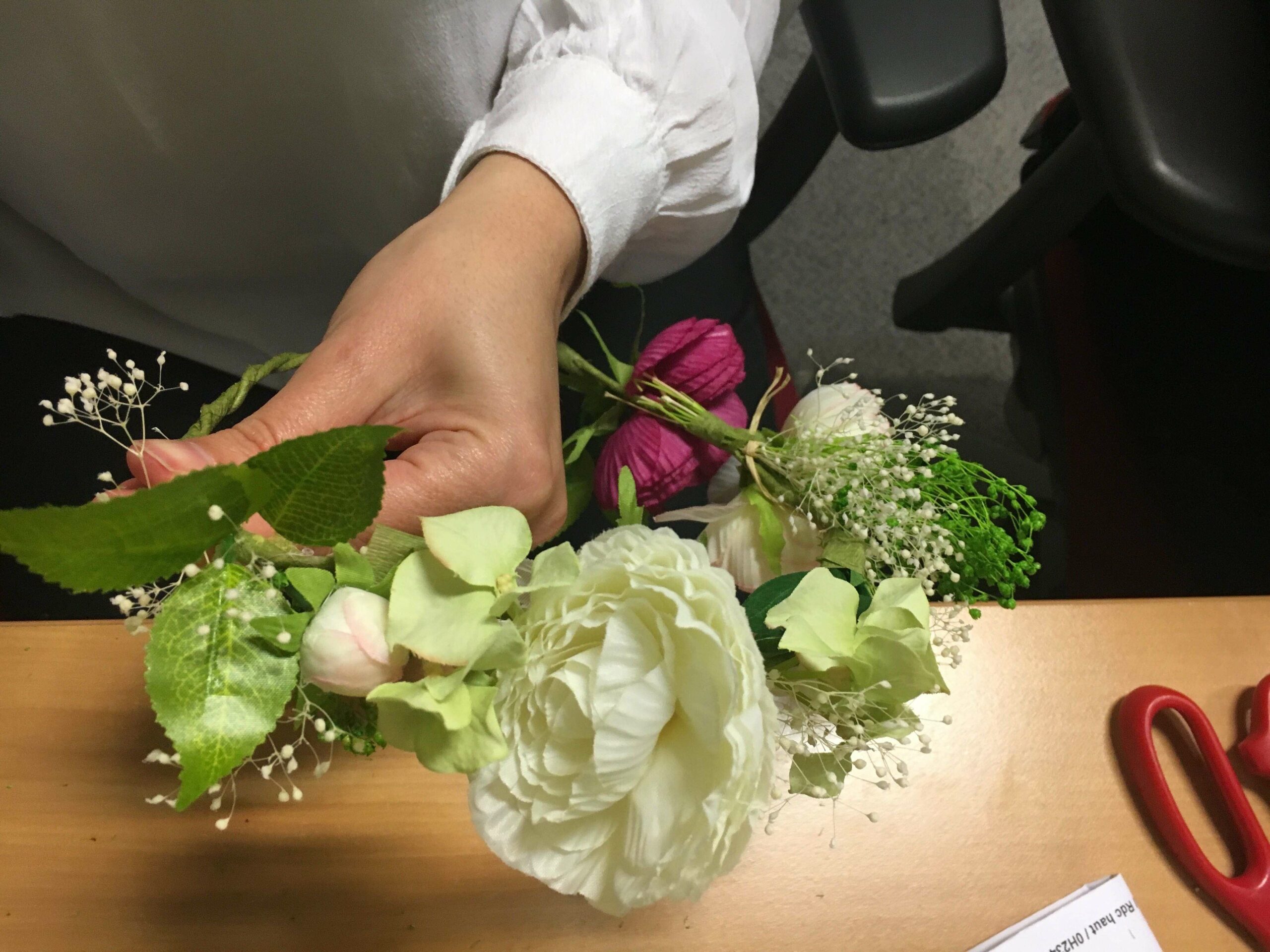 Les ateliers créatifs DIY de l'été 5 atelier diy couronne de fleurs en entreprise teambuilding