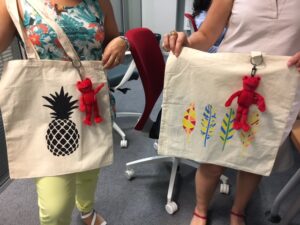 Les ateliers créatifs DIY de l'été 9 atelier customisation tote bag tropical