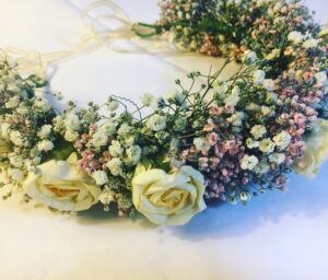Nos ateliers au salon Salon Créations & savoir-faire, Marie Claire Idées 4 exposition couronnes de fleurs galeries lafayette