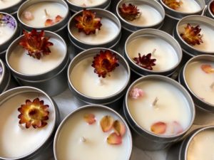 Nos ateliers Fleurs séchées et Bougies - Salon Aiguille en fête - La Parenthèse 3 Idées de cadeaux DIY pour la journée de la gentillesse