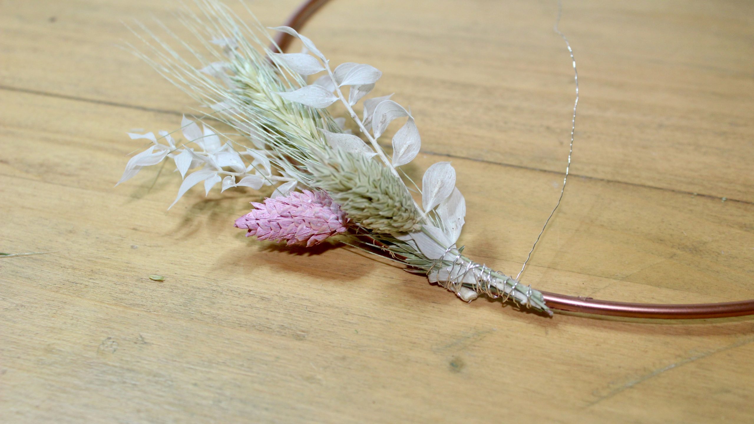 Tutoriel Couronne murale de fleurs séchées DIY 3 tutoriel étape 1 DIY couronne de fleurs murale