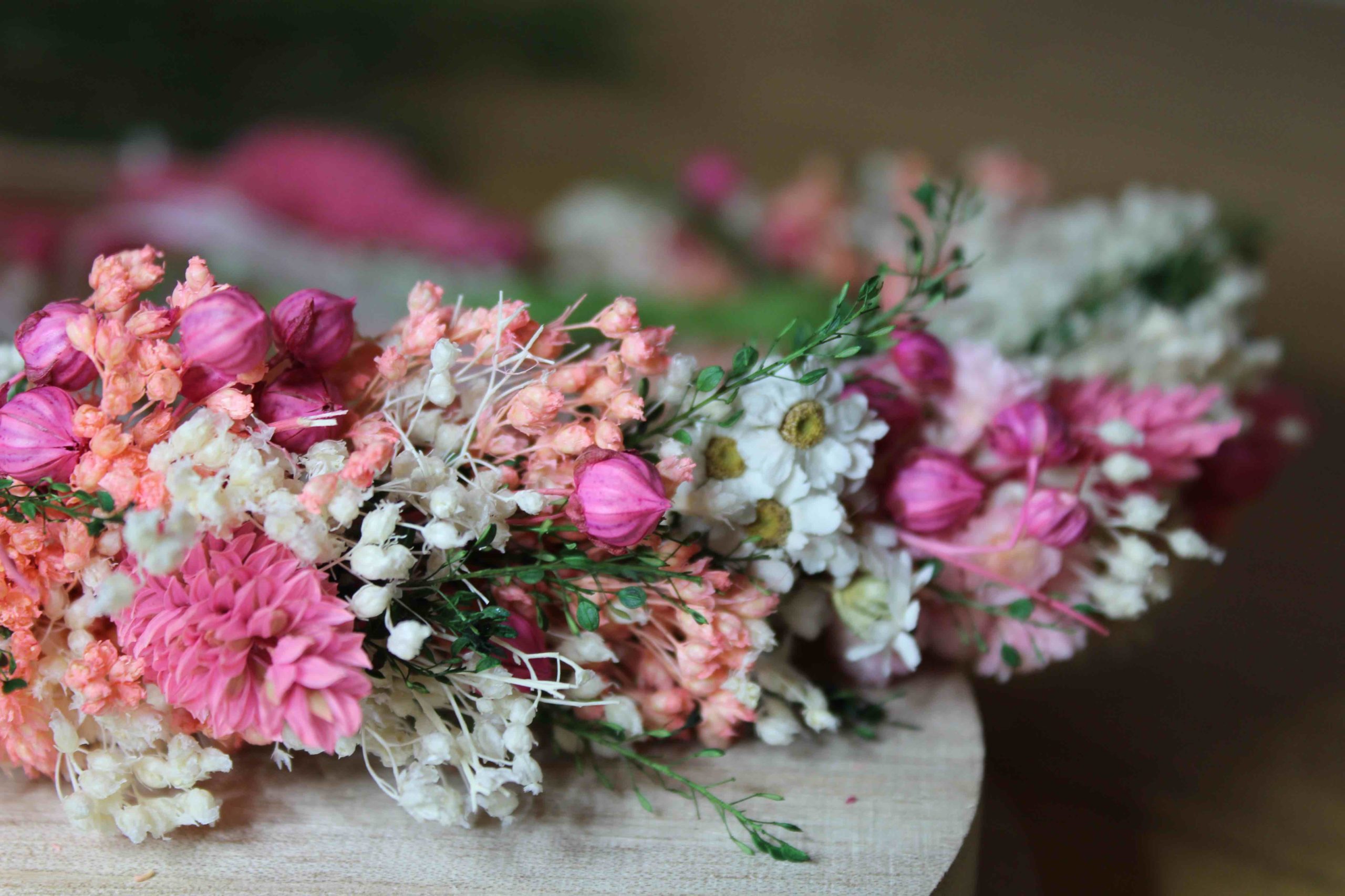 Tutoriel Couronne de fleurs séchées DIY 1 tutoriel couronne de fleurs sechees diy finie