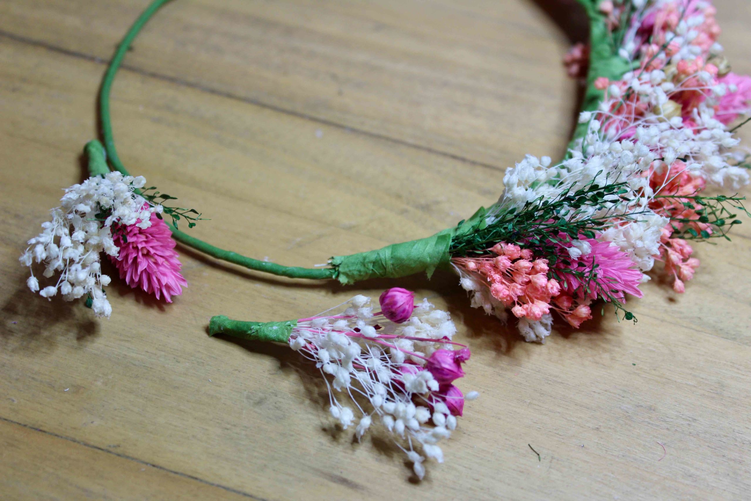 Tutoriel Couronne de fleurs séchées DIY 5 tutoriel couronne de fleurs sechees diy montage des fleurs
