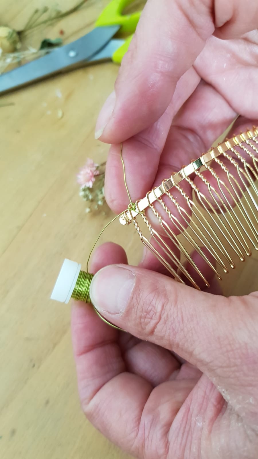 73a633c4 8014 4a4e 8124 04948263de3c | Tutoriel DIY peigne de fleurs séchées