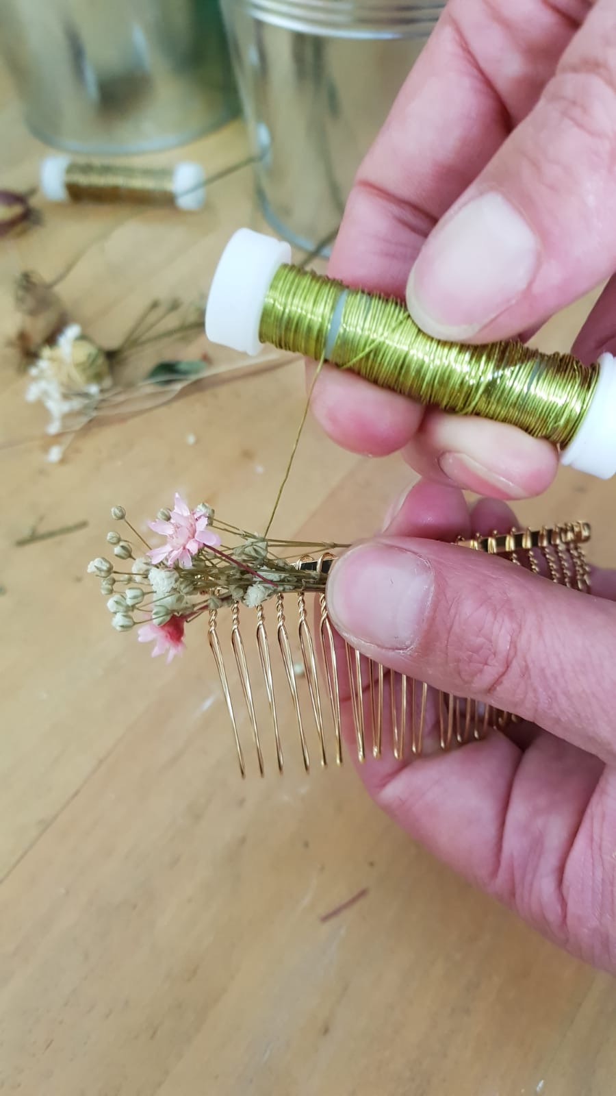 ef302beb dcfd 4db8 954c cc3de1528463 | Tutoriel DIY peigne de fleurs séchées