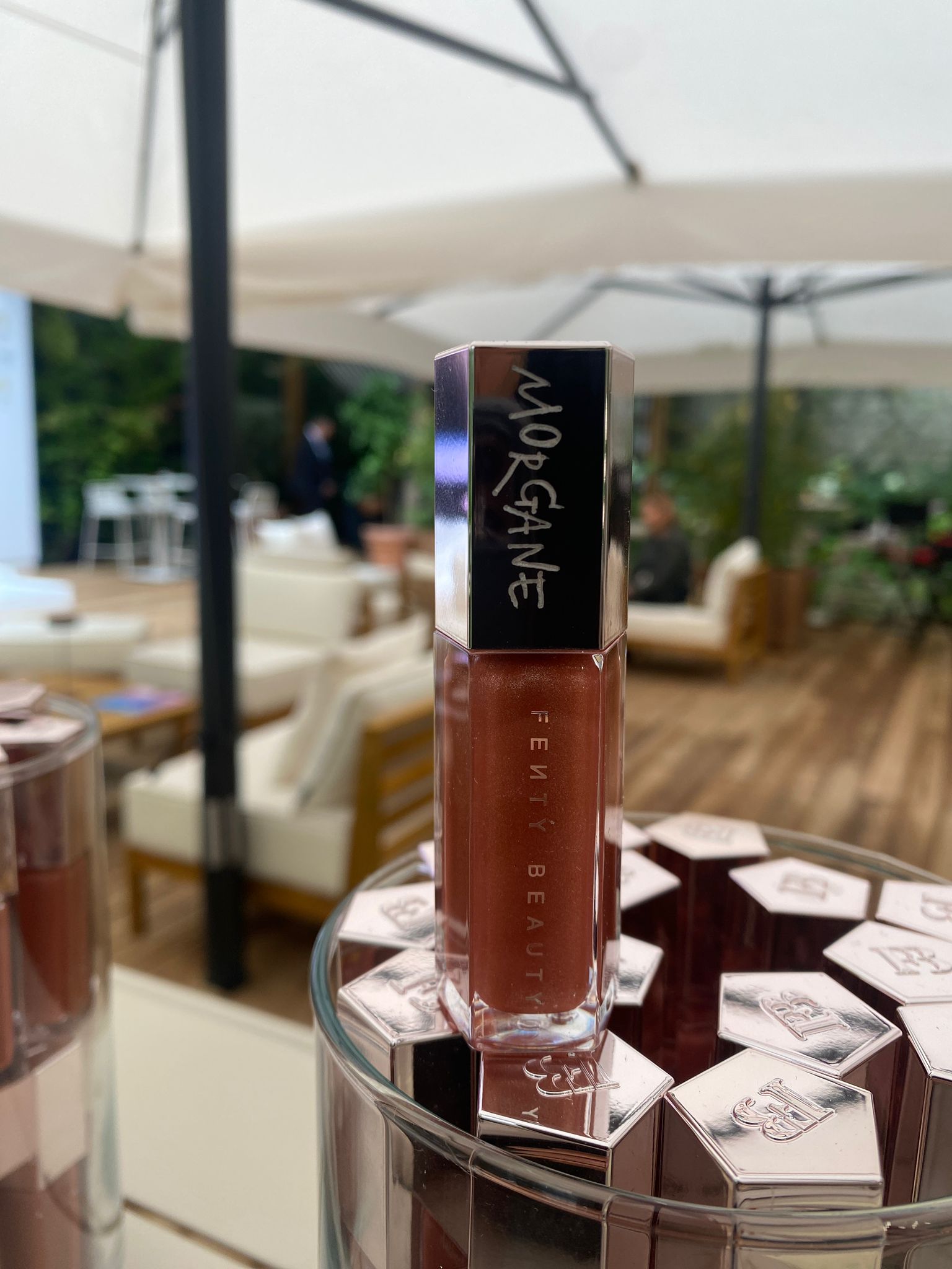 Animation de gravure en calligraphie moderne sur le nouveau Gloss Fenty Beauty 6 Animation de gravure en calligraphie moderne sur le nouveau Gloss Fenty Beauty 1 | Animation de gravure en calligraphie moderne sur le nouveau Gloss Fenty Beauty