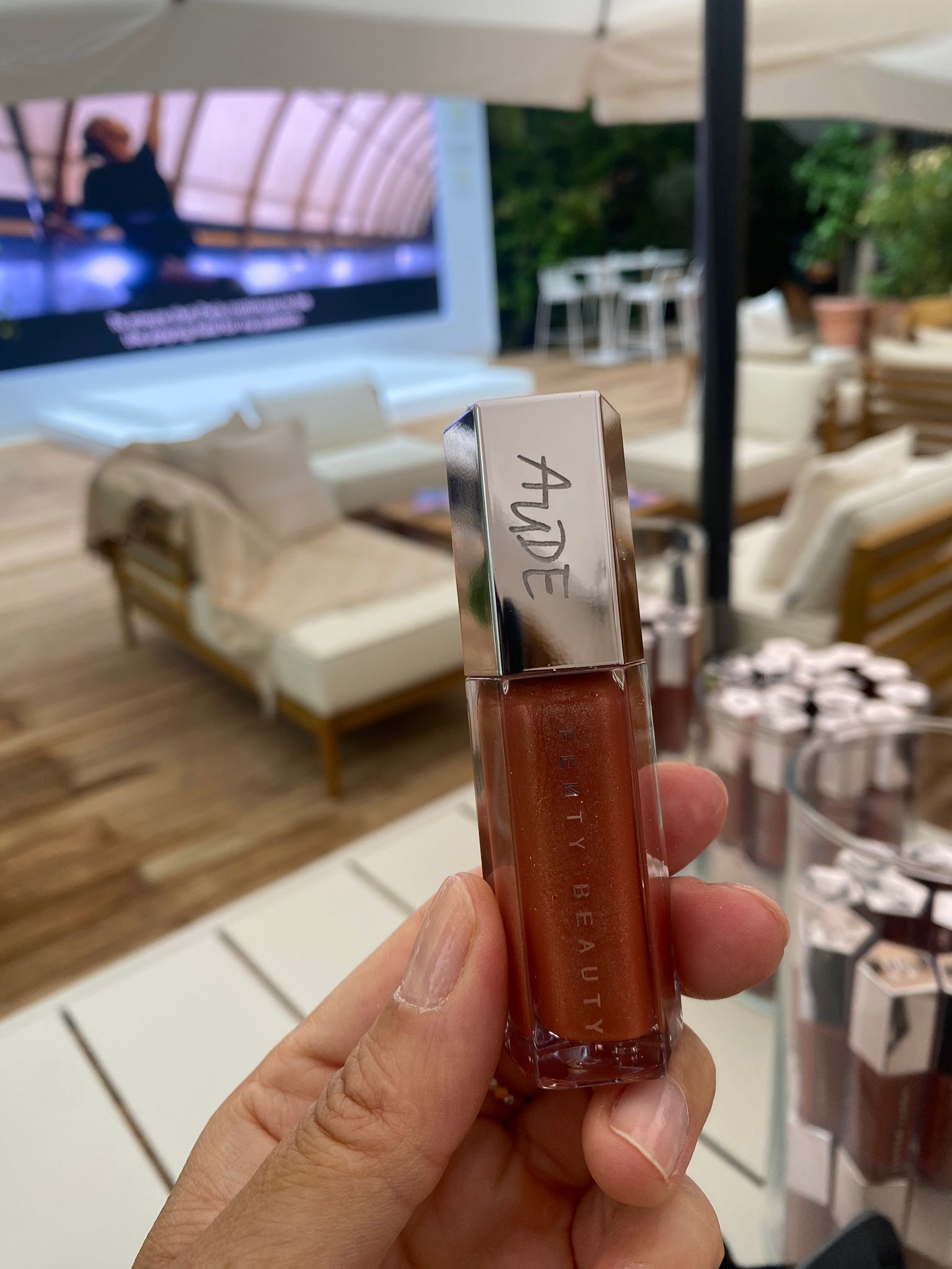 Animation de gravure en calligraphie moderne sur le nouveau Gloss Fenty Beauty 7 Animation de gravure en calligraphie moderne sur le nouveau Gloss Fenty Beauty