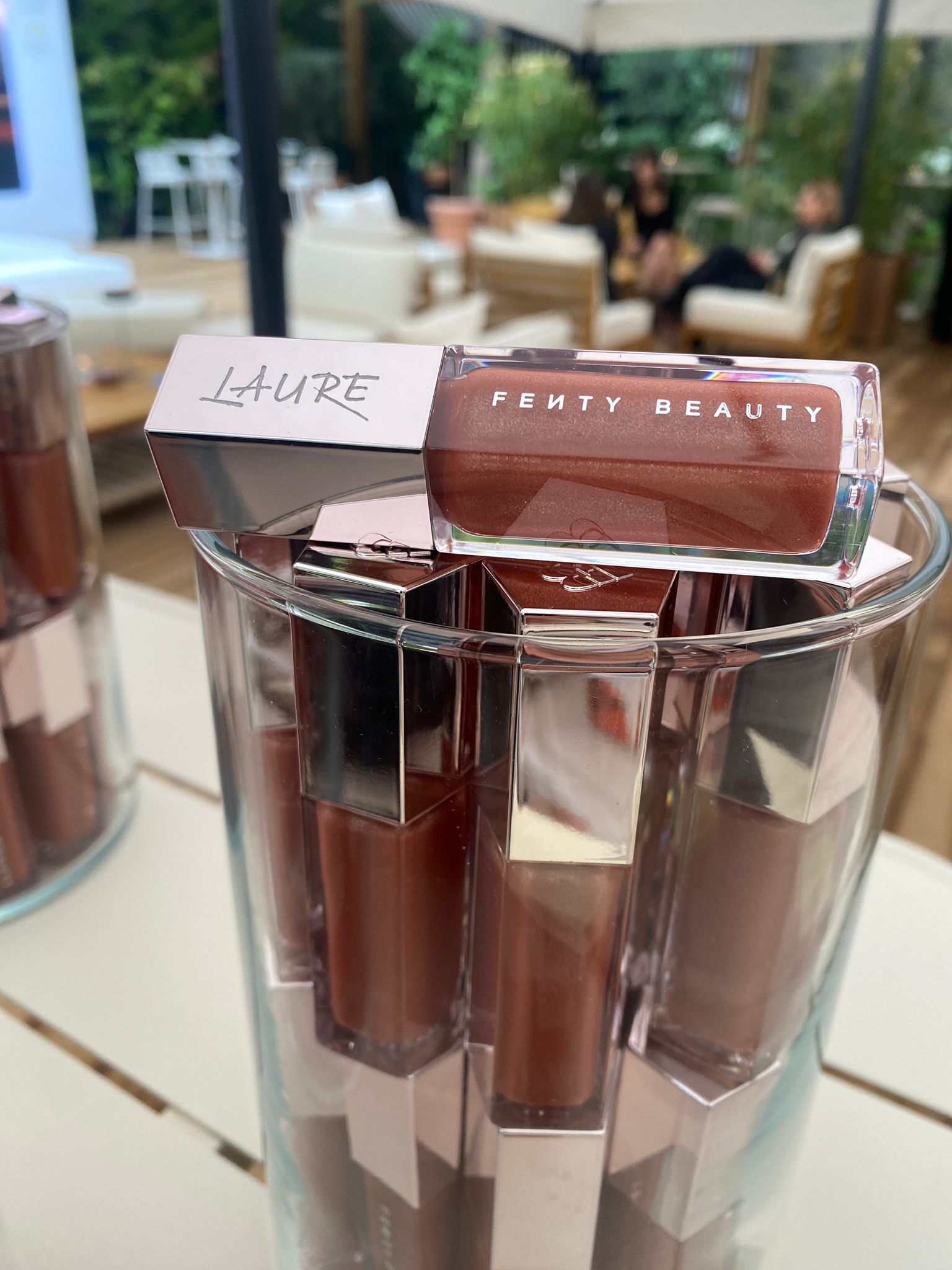 Animation de gravure en calligraphie moderne sur le nouveau Gloss Fenty Beauty