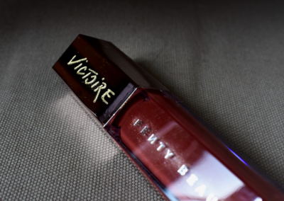 Animation de gravure en calligraphie moderne sur le nouveau Gloss Fenty Beauty 3 Animation de gravure en calligraphie moderne sur le nouveau Gloss Fenty Beauty