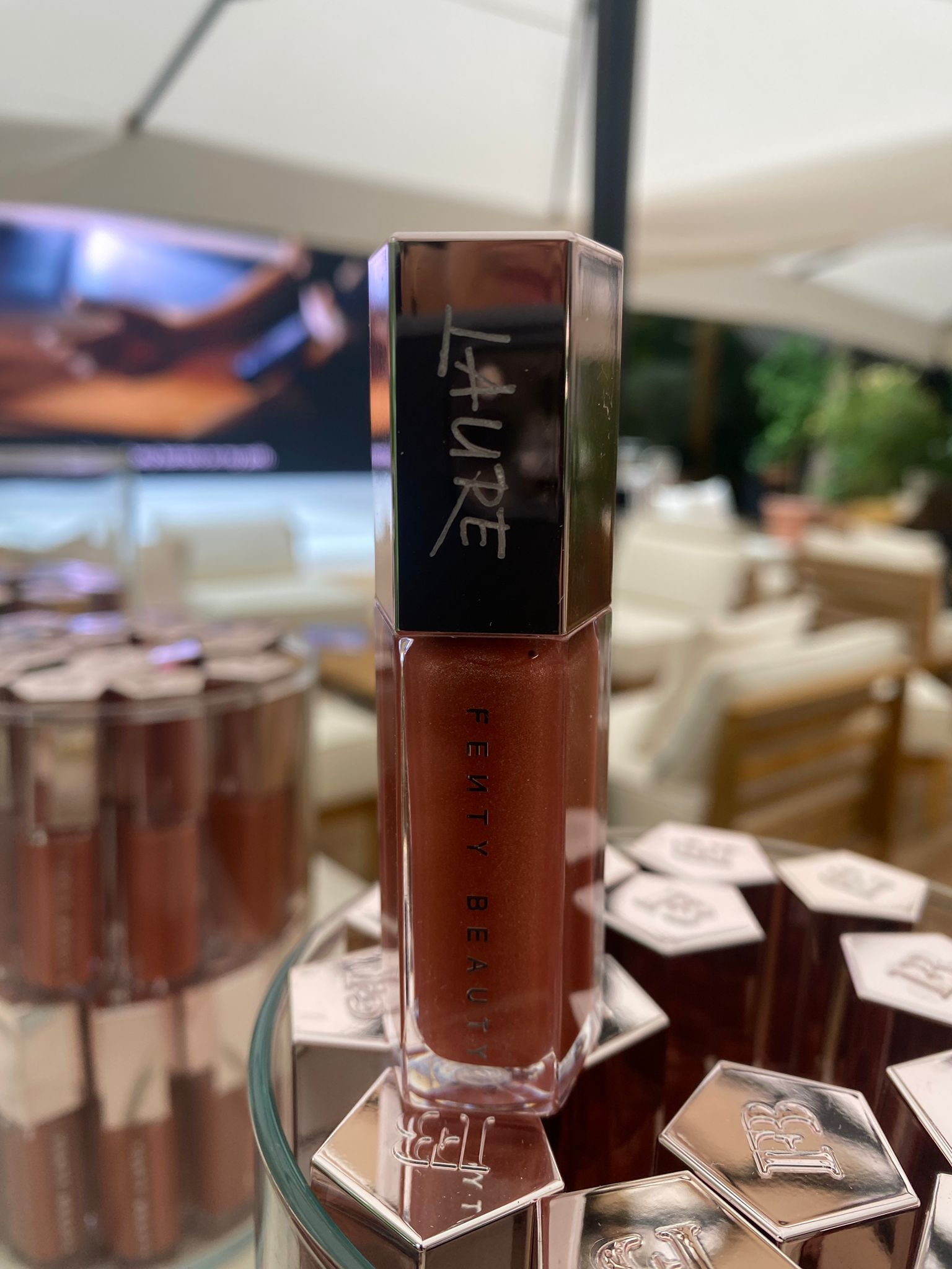 Animation de gravure en calligraphie moderne sur le nouveau Gloss Fenty Beauty 8 Animation de gravure en calligraphie moderne sur le nouveau Gloss Fenty Beauty